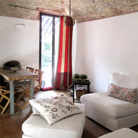 Locazione Turistica Casa Giulia Holiday home Oneglia